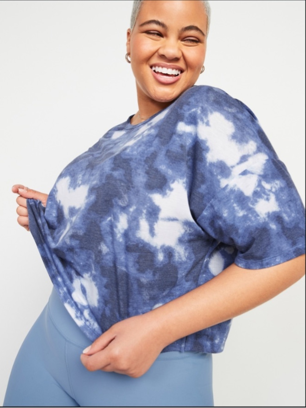 Old Navy UltraLite All-Day
Performance Crop Tee in Navy Tie Dye Medium